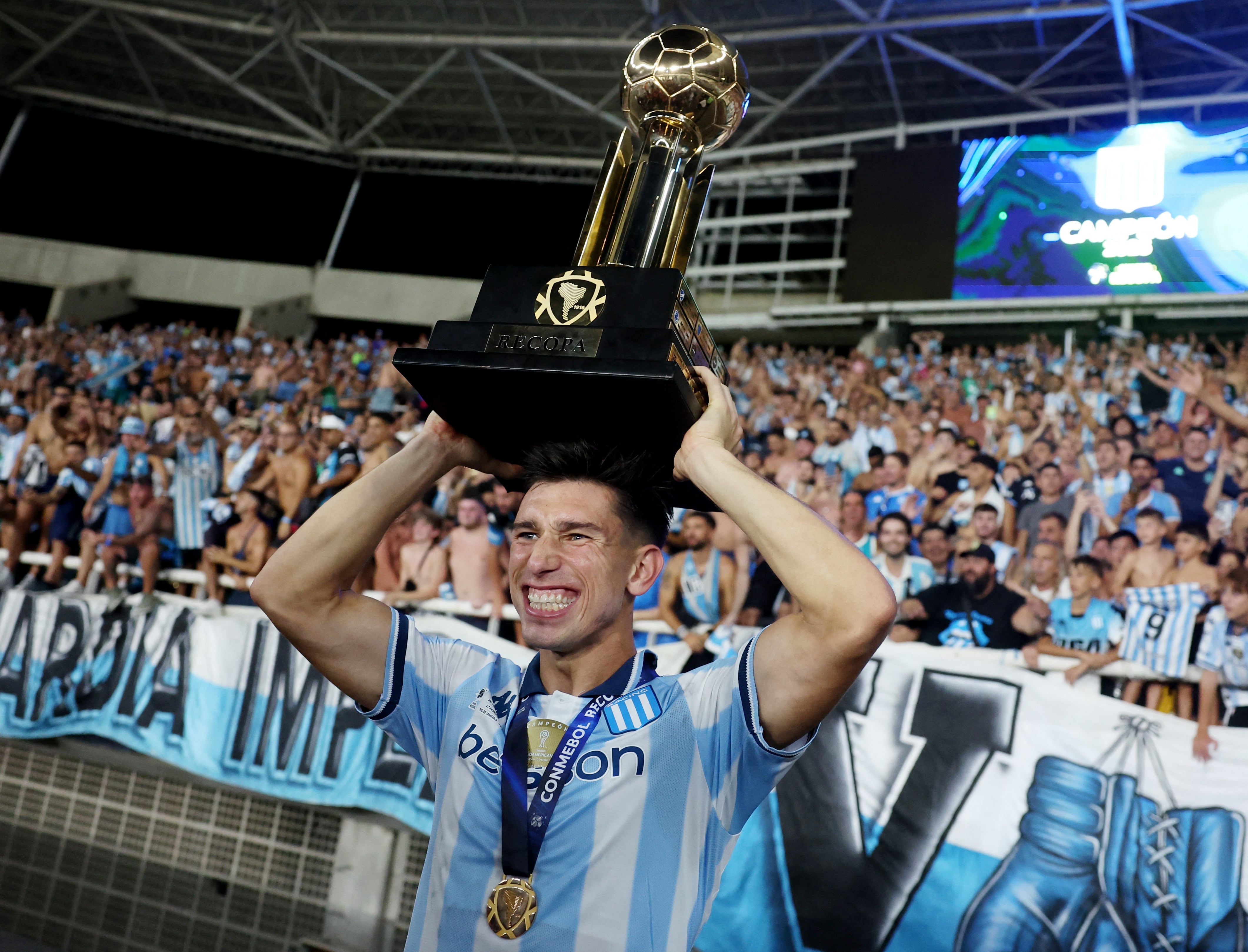 Facundo Mura con la Recopa Sudamericana que ganó con Racing (REUTERS/Pilar Olivares)