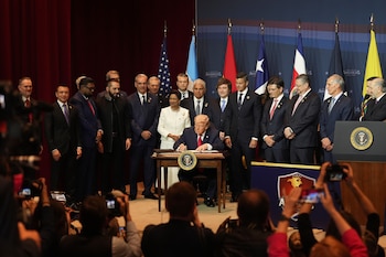 El presidente Donald Trump firma