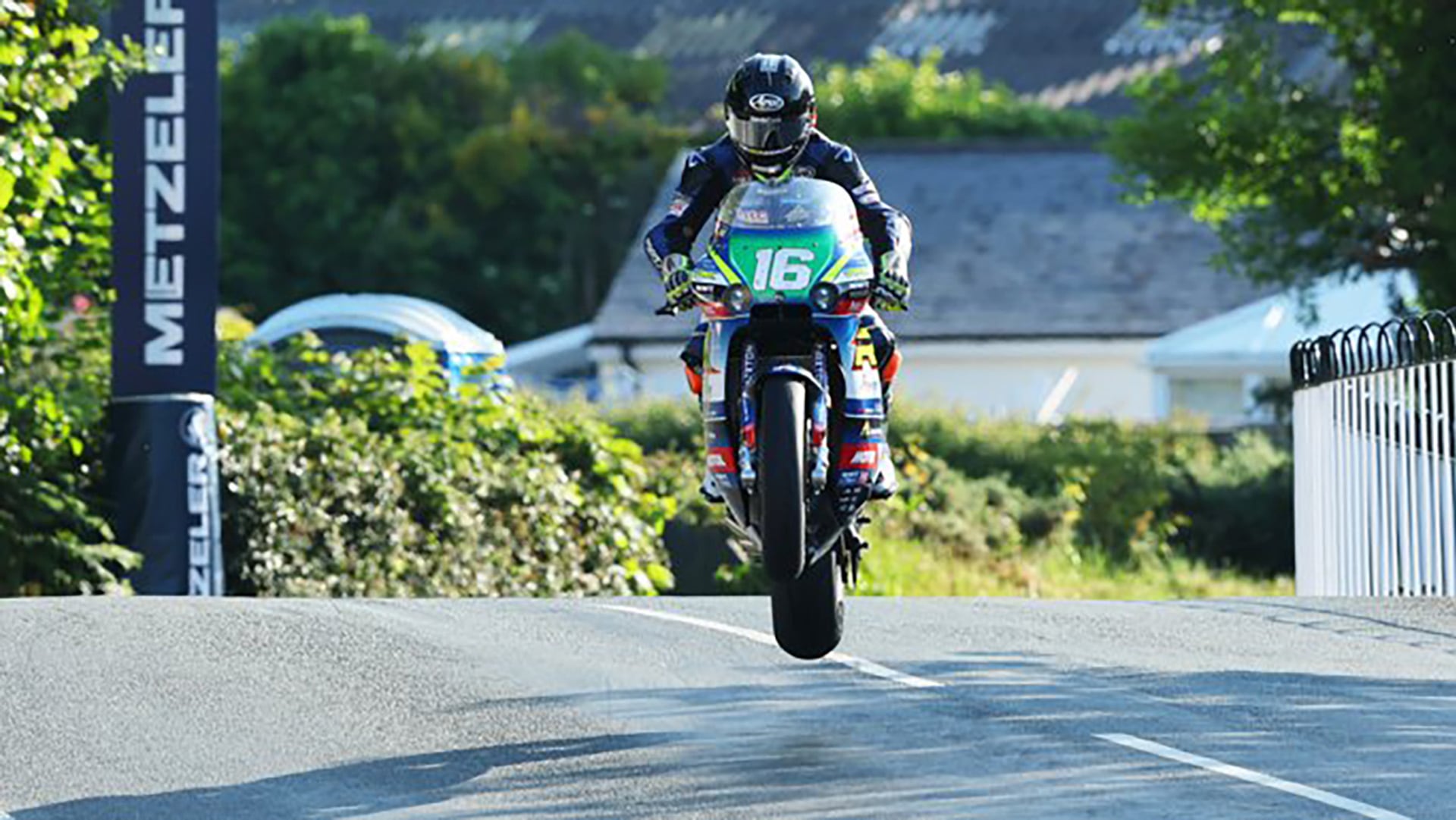 Más de 260 muertes, un clima cambiante y un formato único: así es la carrera de motos más peligrosa del mundo