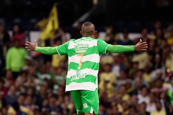 Harold Preciado de Santos celebra un gol ante América - crédito José Méndez / EFE