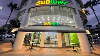Subway cierra más de 700 locales en Estados Unidos: impacto en empleo y consumo en comunidades latinas
