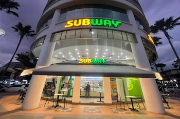 Más de 700 cierres de locales de Subway en 2025 en Estados Unidos afectan especialmente a comunidades latinas dependientes de este empleo (Retail Leisure International)