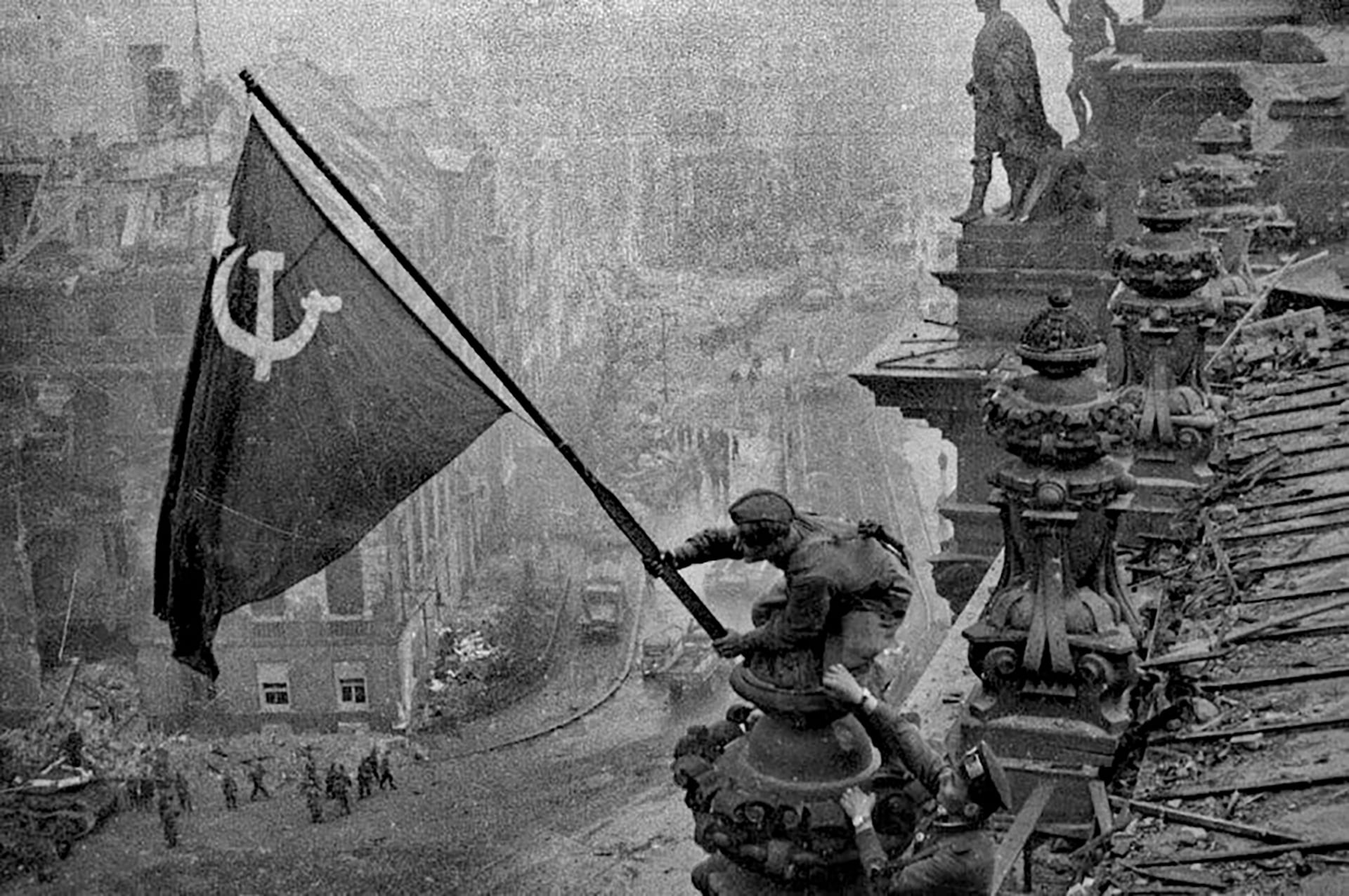 Soldados del Ejército Rojo liberan Berlín en mayo de 1945, tras 1.418 días de combate en la Gran Guerra Patria. Los soldados rusos llevan exactamente el mismo tiempo combatiendo en Ucrania desde el 24 de febrero de 2022.