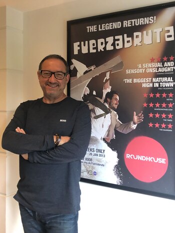 Fernando Moya posa delante del