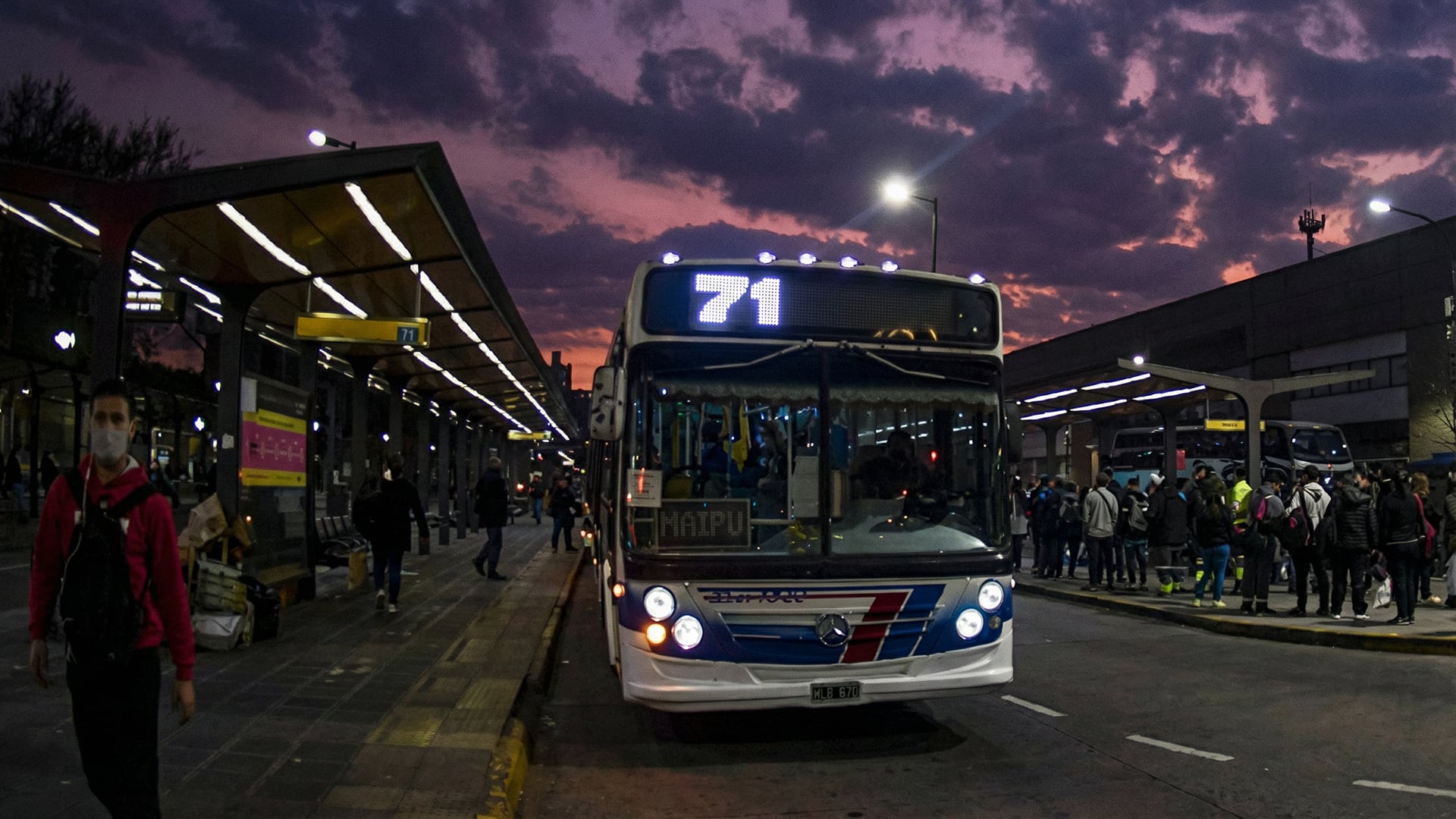 Alternar entre promociones y revisar los topes mensuales permite cubrir gran parte de los gastos de traslado urbano (Imagen ilustrativa Infobae)