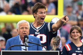 Tom Brady señala hacia los