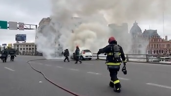 Se prendió fuego un auto en plena autopista 9 de Julio y provocó complicaciones en el tránsito