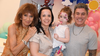 Teresa junto a sus dos