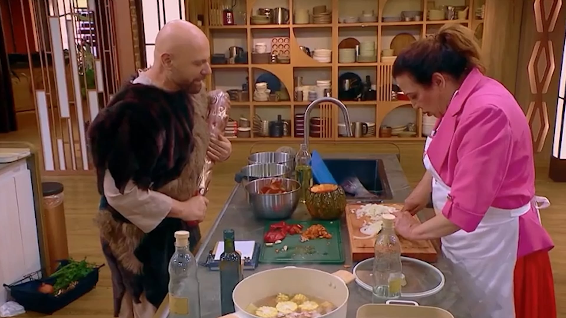 Lizy Tagliani tuvo dificultades para limpiar y cocinar una corvina mora durante la consigna de cocina prehistórica