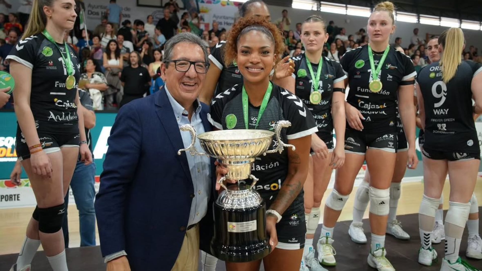 Maguilaura Frías lidera el primer título de la Liga Iberdrola para su club, CAV Esquimo Dos Hermanas. Crédito: Instagram
