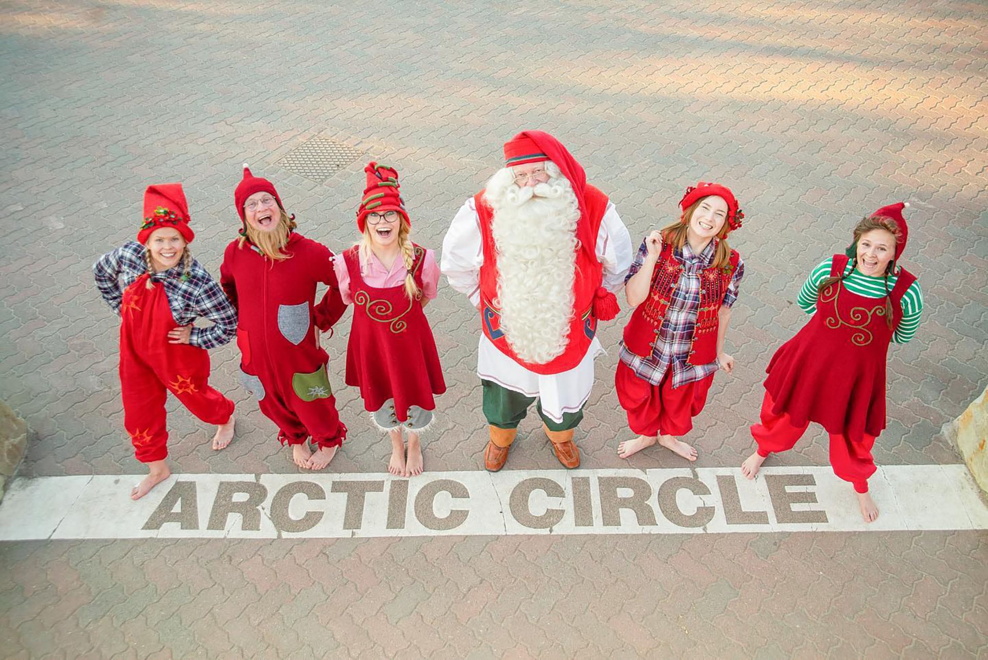 Una de las particularidad del pueblo navideño donde se encuentra el hotel es que está atravesado por el Círculo Polar Ártico, una línea imaginaria de latitud (aproximadamente 66°33′ Norte) que marca el límite más al sur donde el Sol permanece visible o invisible durante 24 horas seguidas, creando fenómenos como el Sol de Medianoche (@santaclausvillageofficial)