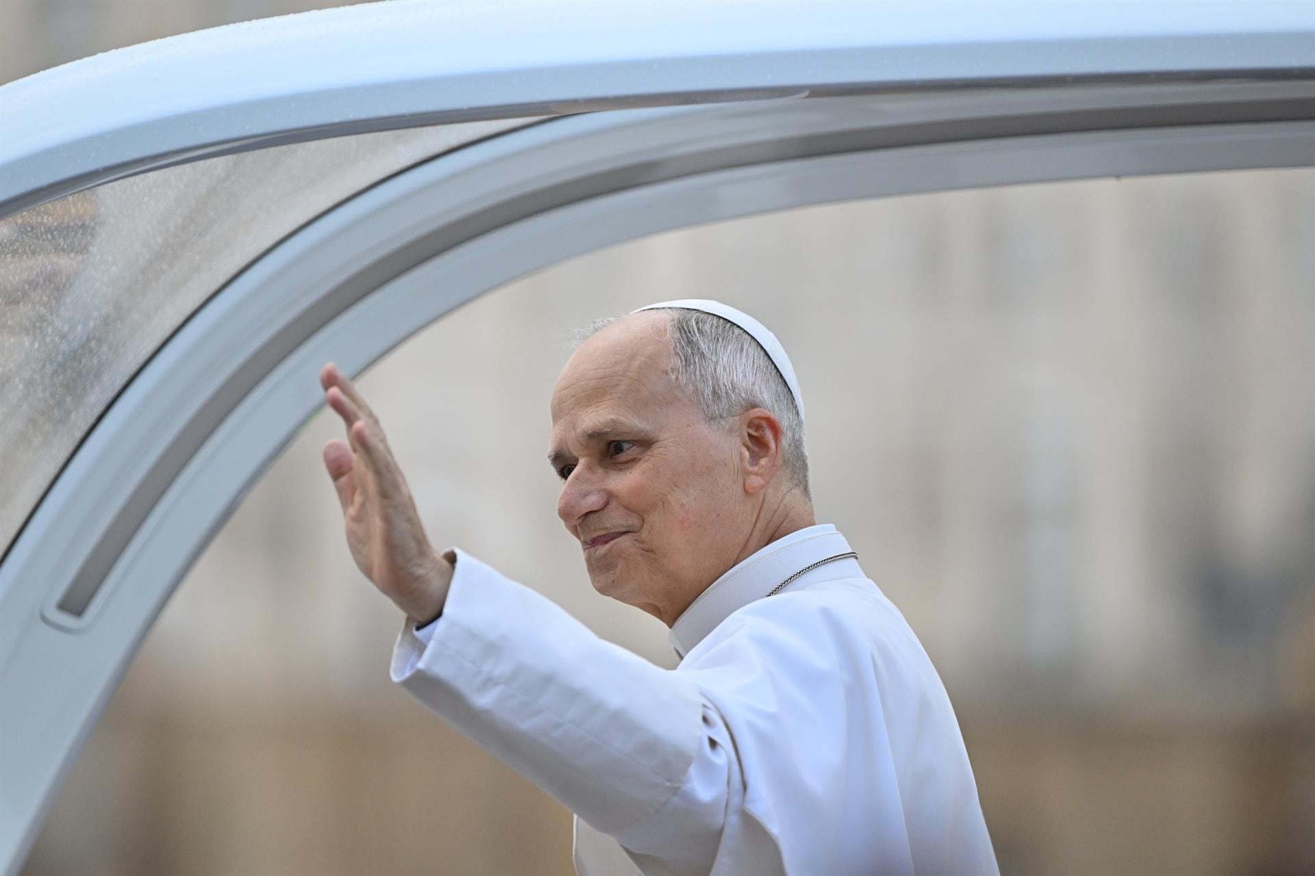 El Papa León XIV se sube al papamóvil y dirige la Audiencia General, una semana después de la operación