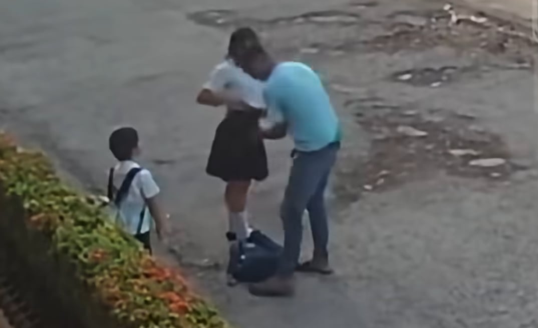 Inseguridad en Honduras: Delincuente despoja de sus pertenencias a dos niños camino a la escuela.