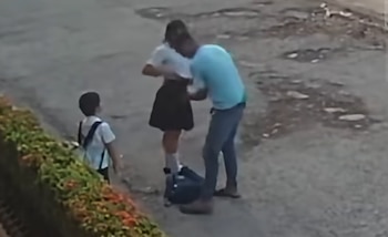 Inseguridad en Honduras: Delincuente despoja de sus pertenencias a dos niños camino a la escuela.