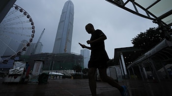 El tifón 'Noul' toca tierra en el sur de China, con fuertes lluvias y vientos huracanados