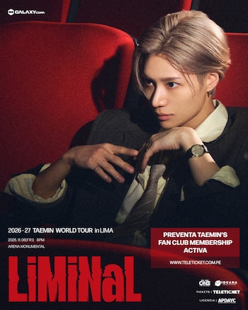 Afiche con el cantante Taemin reclinado sobre butacas rojas, vistiendo saco gris y corbata, junto al título de su gira impreso en color rojo