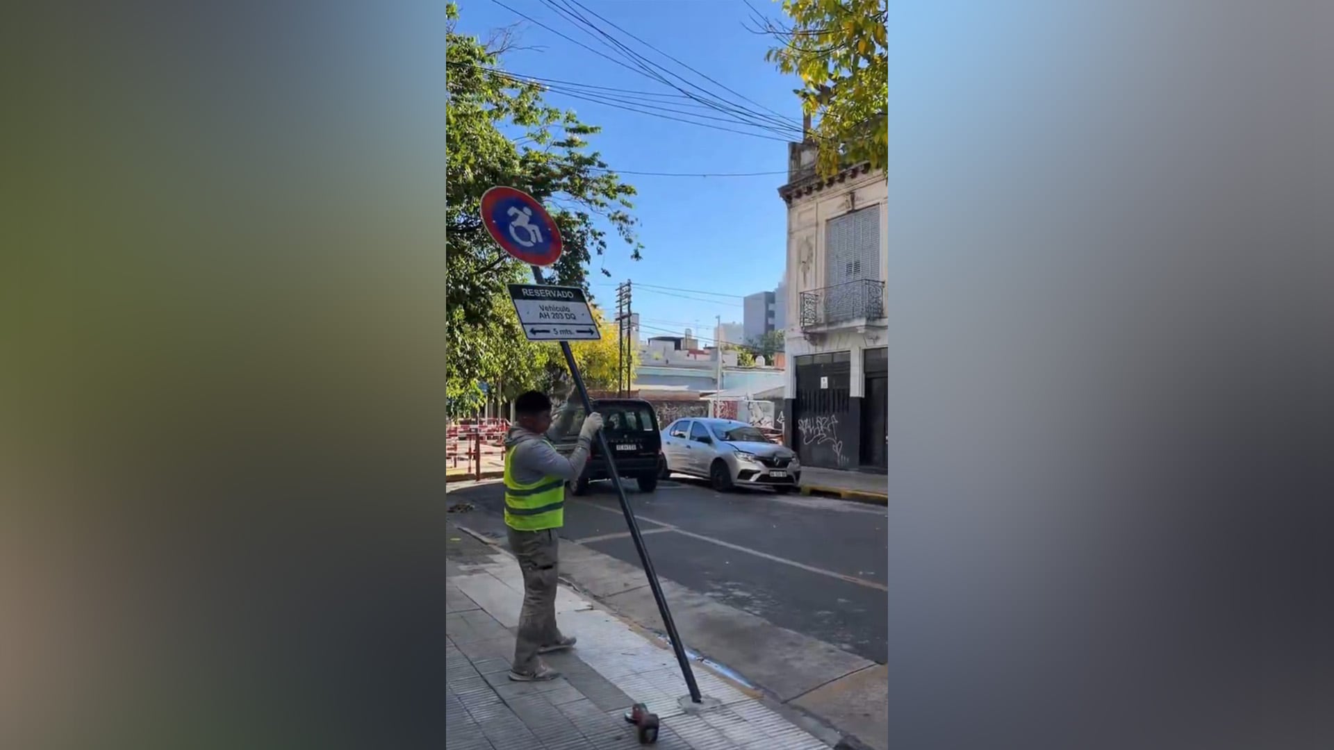 Un operario municipal retira uno de los 272 carteles de estacionamiento