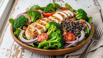 Receta de ensalada de pollo, brócoli y arroz yamaní, rápida y fácil