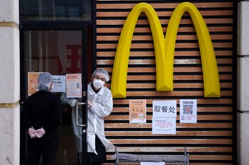 Trabajadores con barbijo en un McDonald's de Wuhan, la ciudad china donde comenzó el coronavirus (REUTERS/Aly Song)