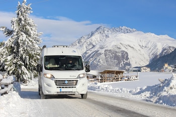 Una autocaravana en una montaña