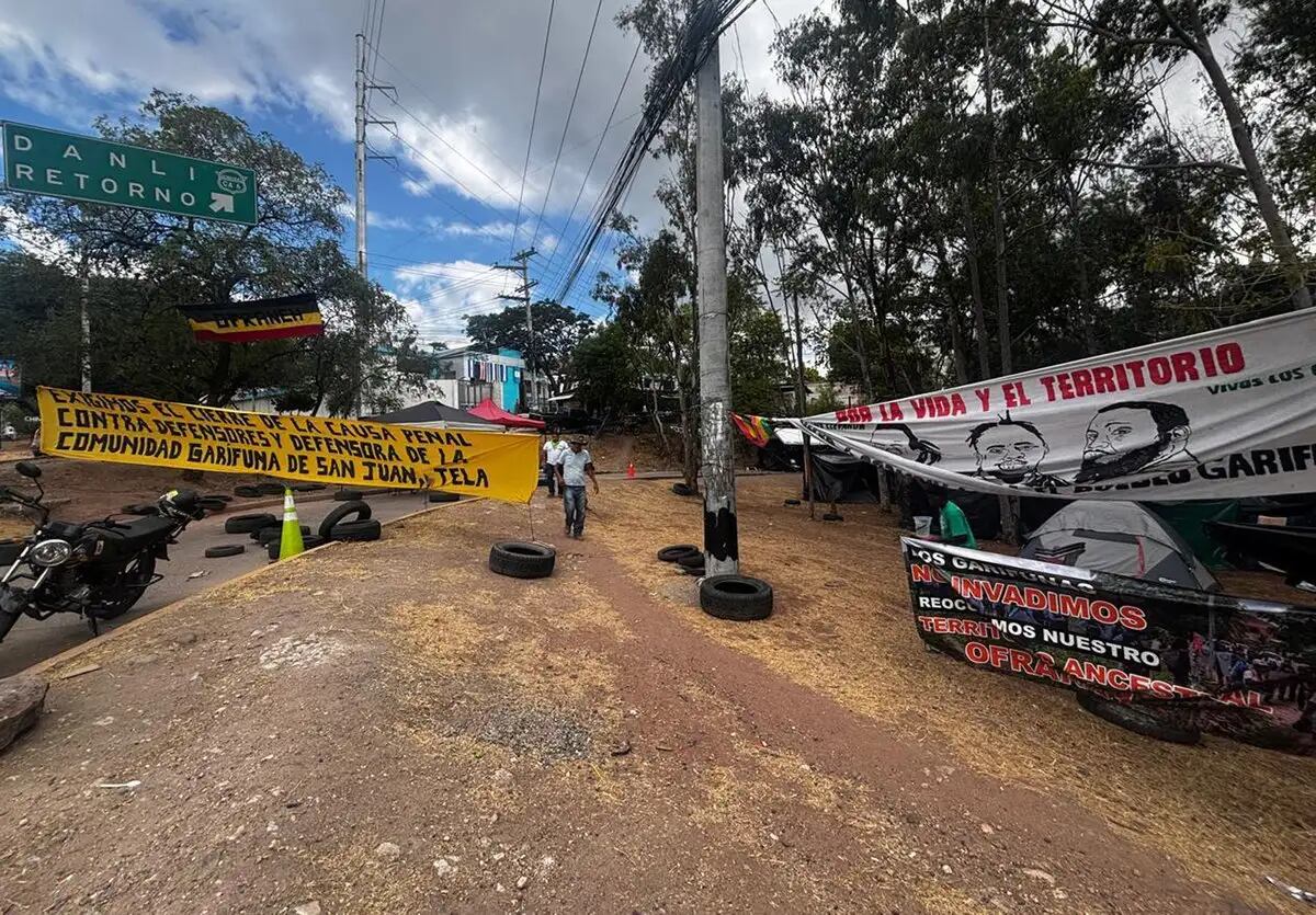 OFRANEH mantiene un campamento frente a la Corte Suprema de Justicia para exigir cumplimiento de los fallos internacionales. (FOTO: La Jornada)