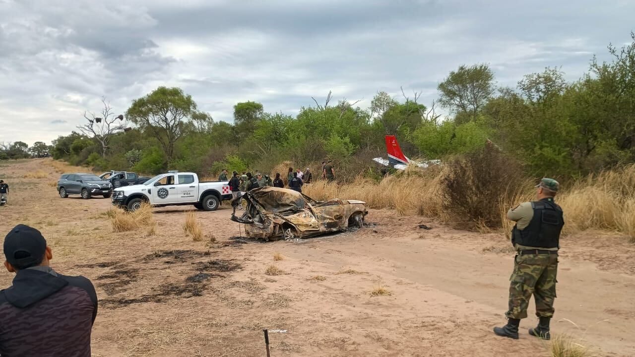 El auto prendido fuego cerca de la aeronave