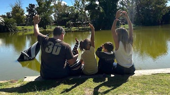 Una pareja de Henderson adoptó a tres hermanos y busca un préstamo para reunir a los cinco