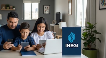 Una familia mexicana, compuesta por un adulto, una adolescente y un niño, sentada en su sala, interactúa con un smartphone, una tablet y una laptop. El logo del INEGI se observa en la mesa.