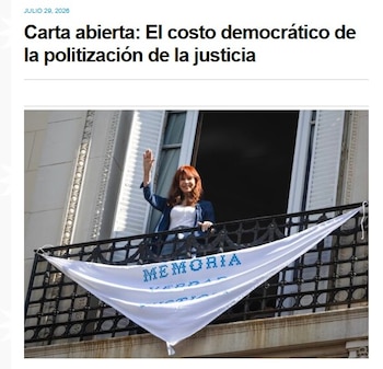 Cristina Fernández de Kirchner saluda desde un balcón con una pancarta blanca que exhibe "Memoria, Verdad, Justicia"