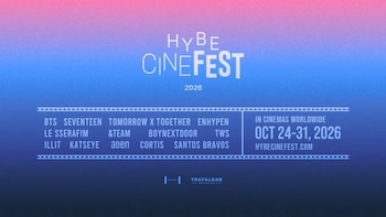 Cartel promocional azul y rosado con el texto HYBE CINEFEST 2026, una lista de grupos musicales y las fechas de proyección