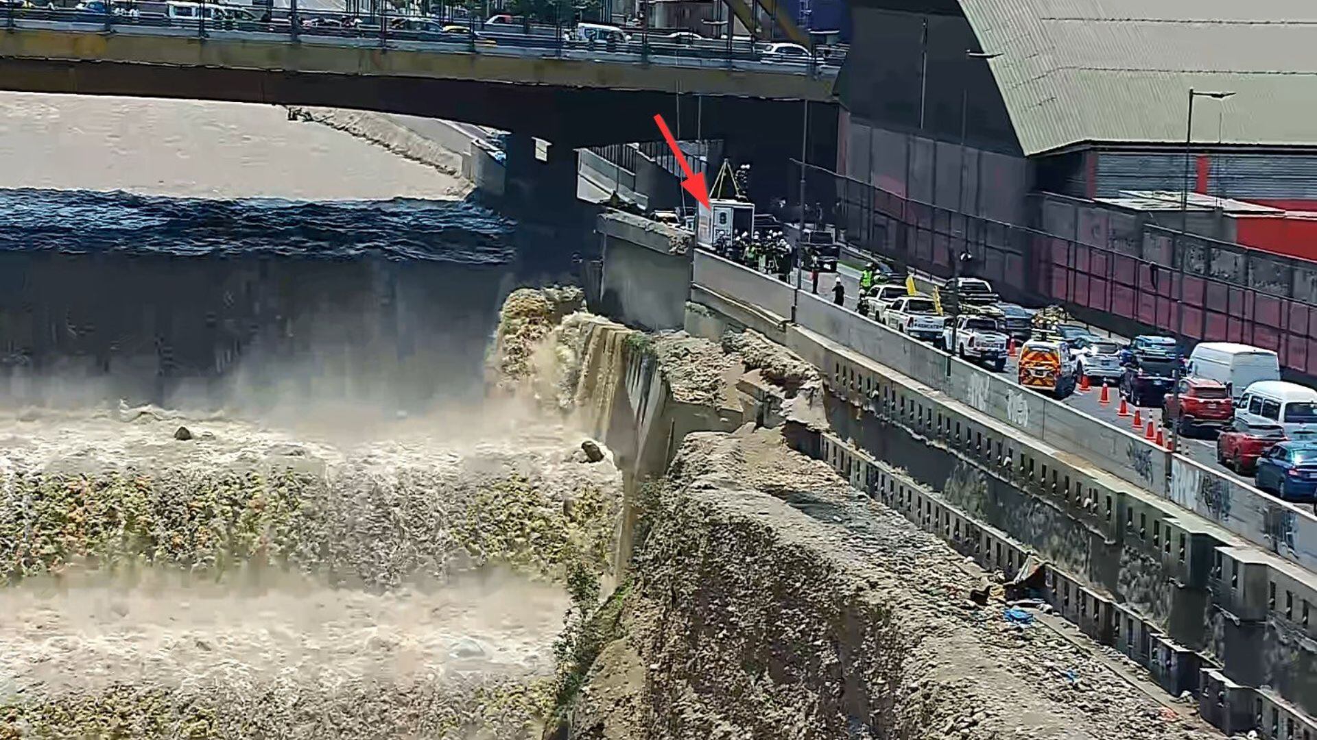 La vía expresa Línea Amarilla, con sentido a Lima, ha sido cerrada para el tránsito vehicular. El cierre es realizado por la PNP.