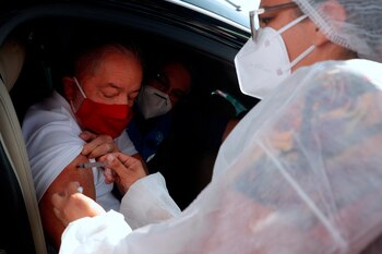 El expresidente Luiz Inácio Lula da Silva es vacunado contra la covid-19 hoy en un centro de autoservicio, en la alcaldía de la ciudad de São Bernardo en São Paulo (Brasil). EFE/Fernando Bizerra