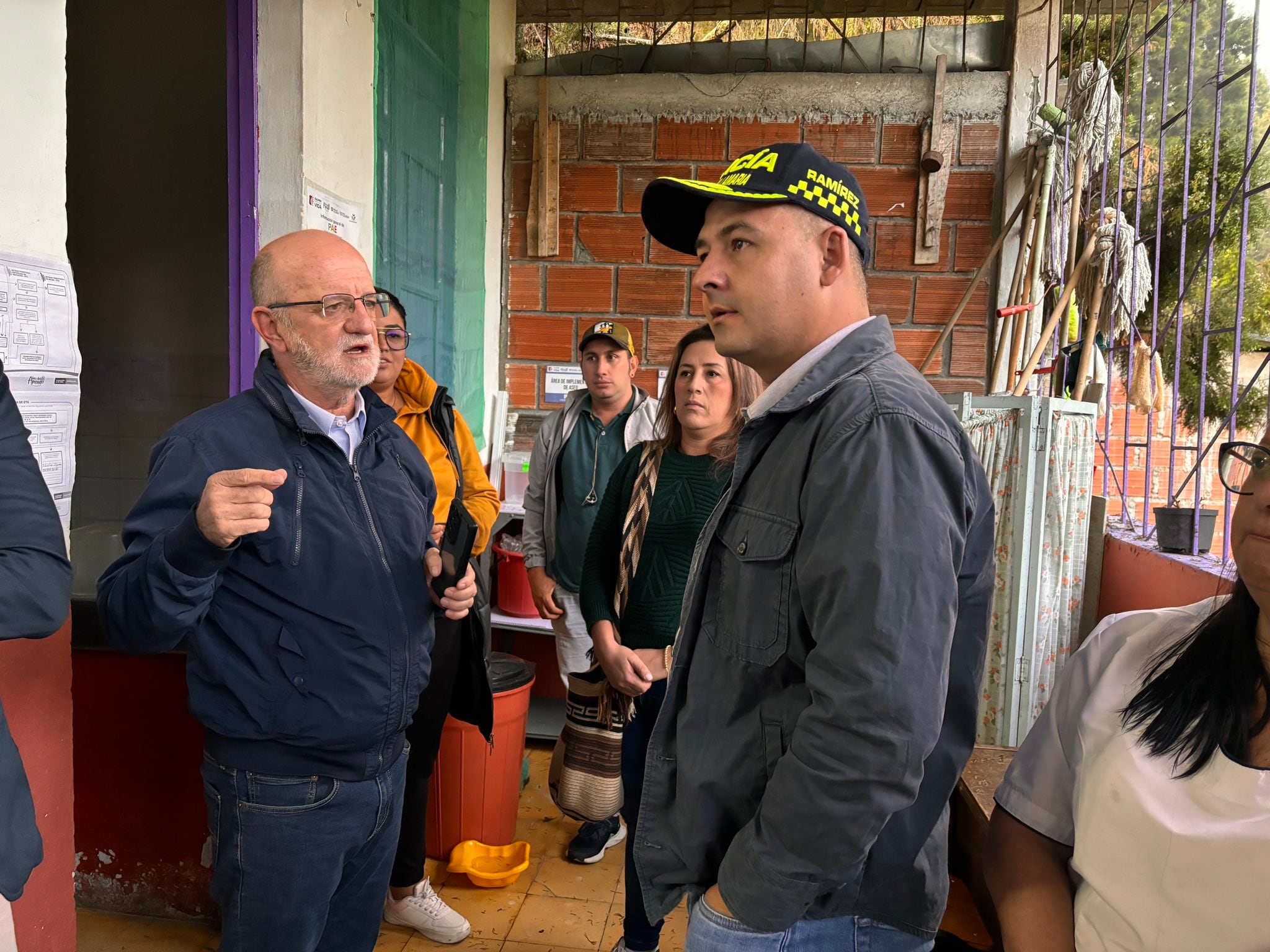 La legislación colombiana prohíbe a alcaldes y servidores públicos participar en actividades políticas y controversias electorales, según el artículo 127 de la Constitución - crédito @GoberCaldas/X