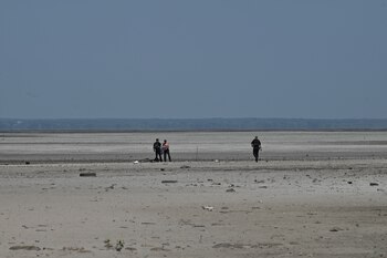 Oficiales de policía hablan con