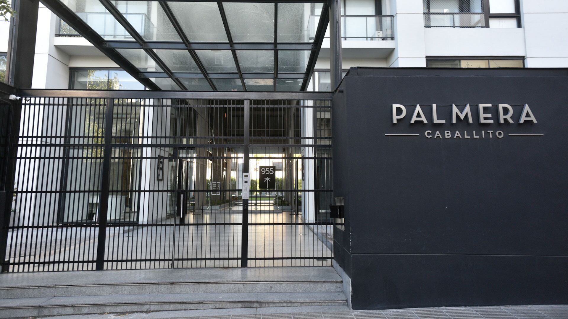 El edificio en Caballito donde se encuentra el departamento