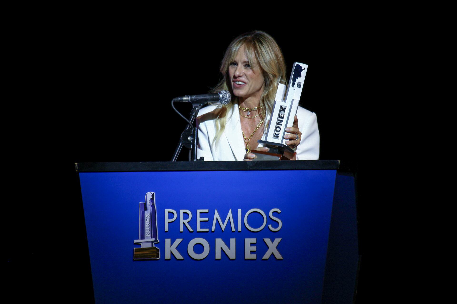 Mariana Fabbiani recibió el Konex de Honor en nombre de su abuelo, Mariano Mores, y recordó con emoción al compositor