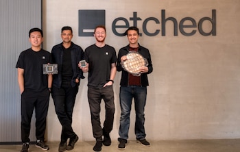 Etched actualmente compite con Nvidia en el desarrollo de chips para IA.