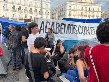 Algunos participantes de la acampada en la Puerta del Sol en Madrid. (Infobae)