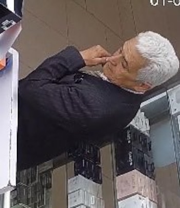 El video de seguridad muestra cómo el delincuente actuó con sigilo y abandonó el local sin levantar sospechas - crédito @PasaenBogota / X