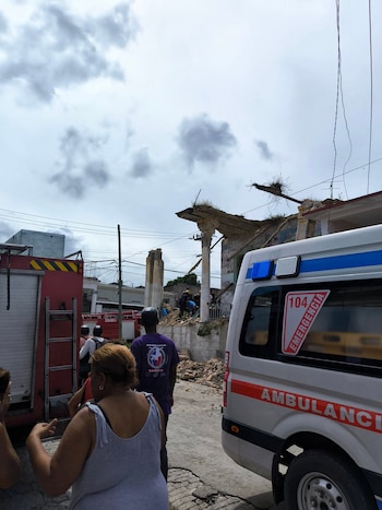 El derrumbe de un portal en una casa de Lawton, La Habana, causó la muerte de dos personas de edad avanzada. (Foto cortesía Geovanys F. García)