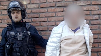 Quiso escapar de un control en Flores con un auto con pedido de secuestro, chocó a cinco autos y fue detenido: llevaba cocaína