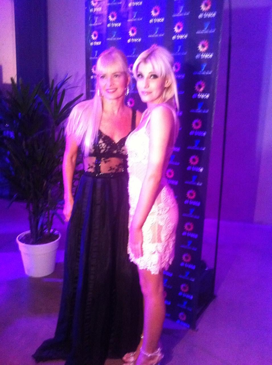 Grecia Colmenares y Charlotte Caniggia posan juntas en un evento, poco después de que Charlotte eliminara a Grecia de Bailando 2012.