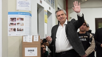 Alberto Fernández votando en las