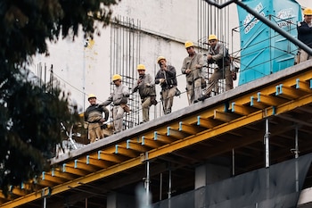 La construcción, sector intensivo en mano de obra, aguarda que la estabilidad macroeconómica y la baja de tasas de interés reactiven el crédito hipotecario y la inversión familiar (Foto: EFE)
