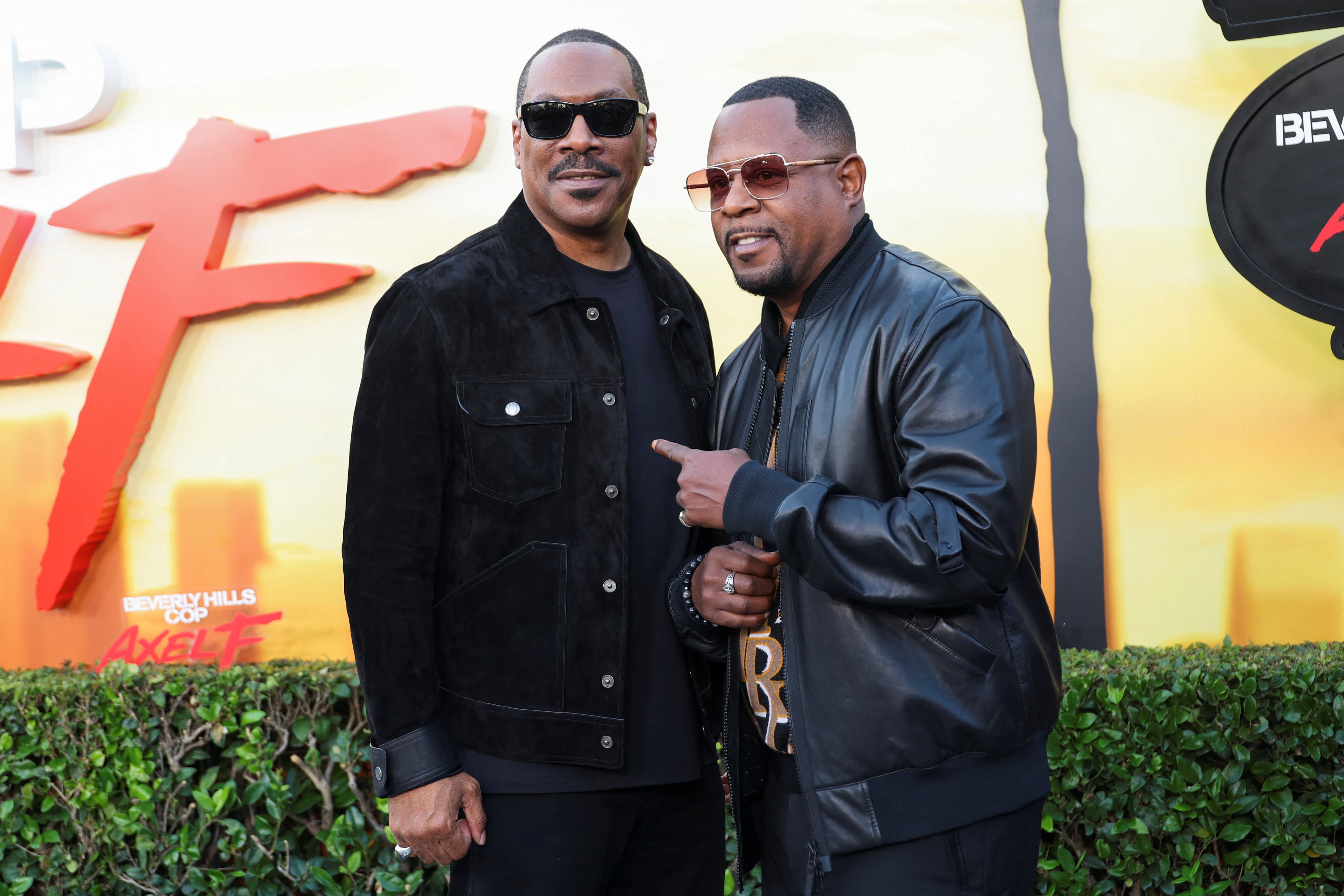 Eddie Murphy, ya abuelo y padre de diez hijos, celebra junto a Martin Lawrence la llegada de un nuevo miembro a sus destacados clanes familiares(REUTERS/Aude Guerrucci)