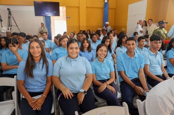 Los estudiantes de El Guano recibían clases en la escuela primaria local antes de la construcción del nuevo plantel. (Foto cortesía Presidencia de la República Dominicana)