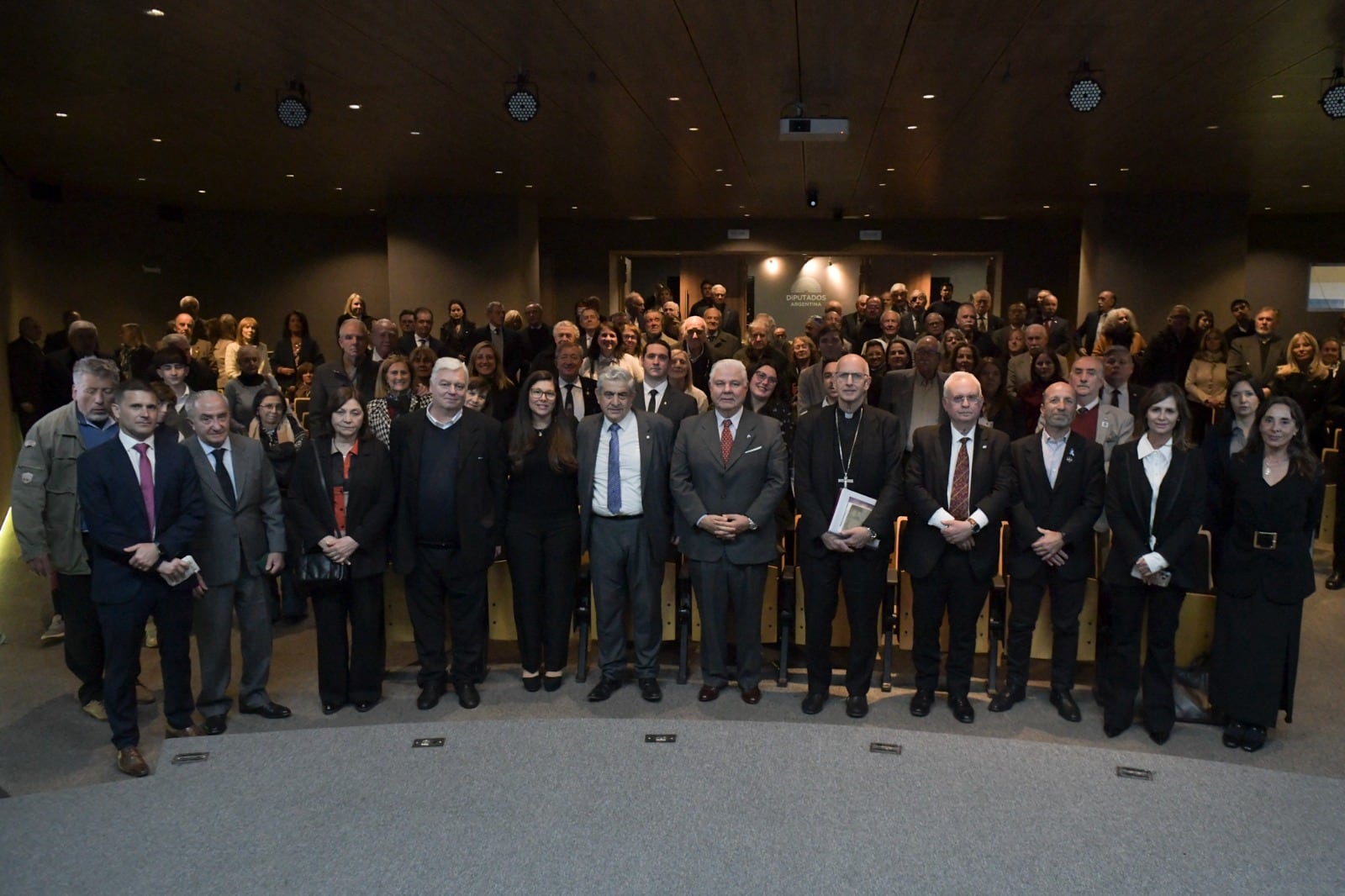 El general retirado José Luis Figueroa presentó su libro Larrabure en el Salón Raúl Ricardo Alfonsín de la Cámara de Diputados.