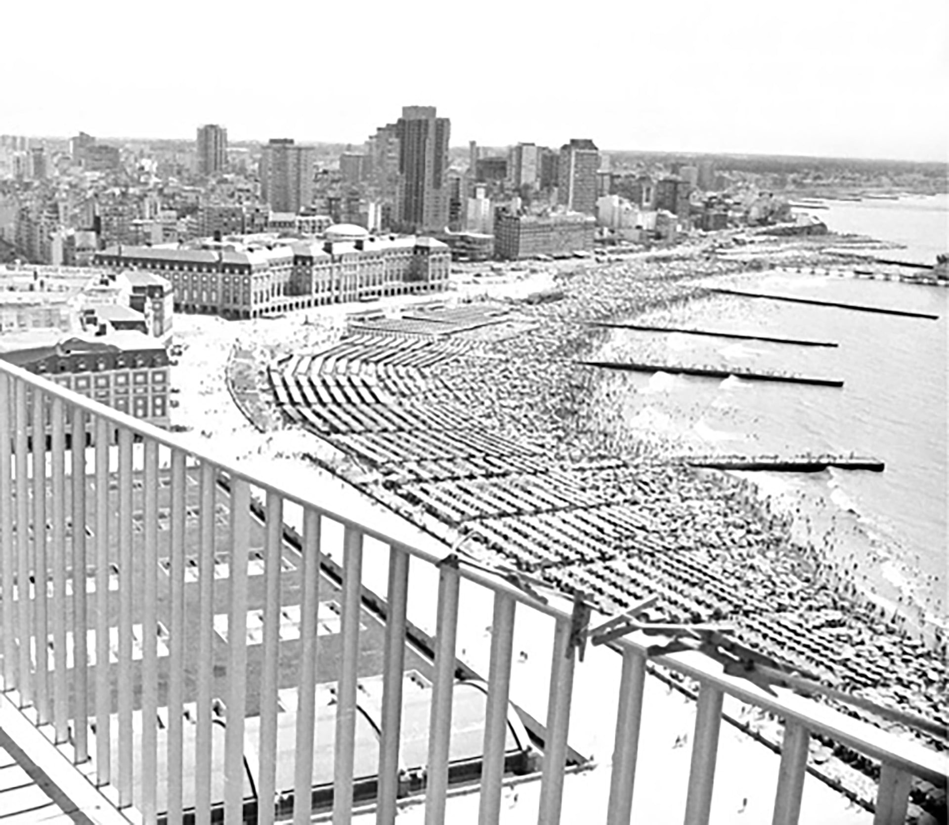 La vista desde uno de los pisos elevados del edificio. Actualmente, por el desarrollo de nuevas construcciones, el mar se puede ver a partir del tercer piso (La Capital MDP)