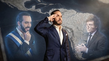 Abelardo de la Espriella saluda al centro. Nayib Bukele a la izquierda y Javier Milei a la derecha. Fondo: un mapa de América Latina.