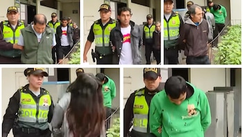 Múltiples imágenes muestran a agentes de policía con chalecos amarillos y gorras de "Policía" escoltando a hombres y una mujer con las manos esposadas